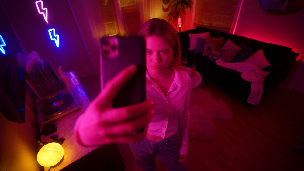 HIGH_ANGLE_PHONE_color_2022_09.jpg