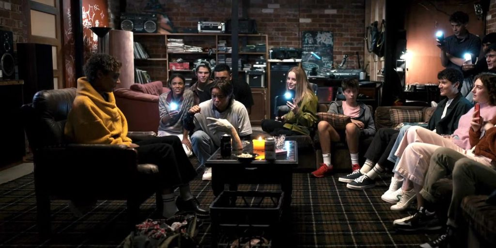 talk-to-me-2022-horror-movie-creepy-hand-on-table-in-room-full-of-students-1024x512.jpeg_2023_08.jpg
