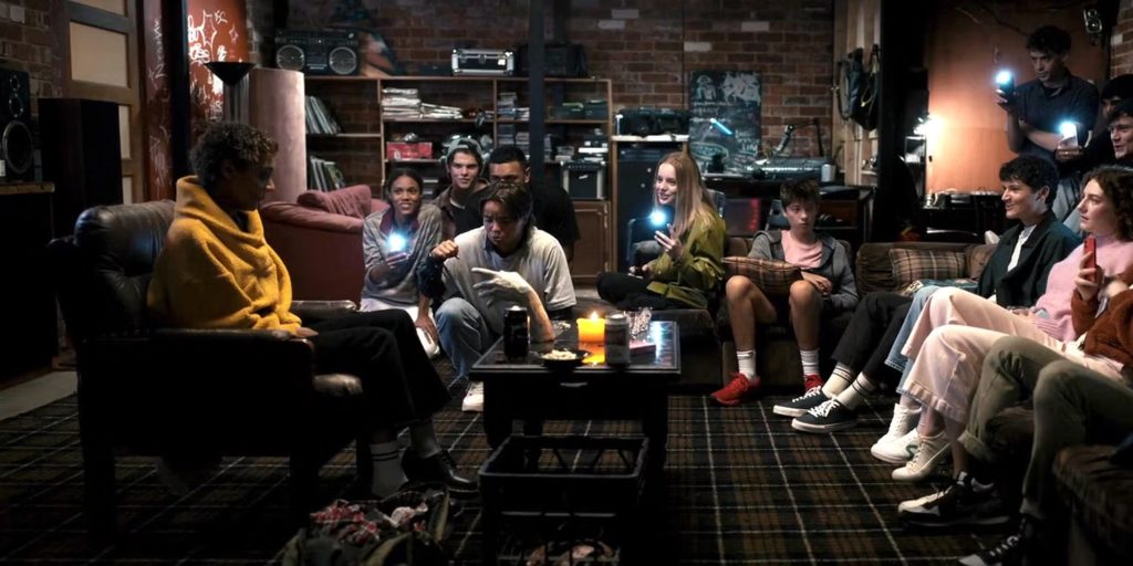 talk-to-me-2022-horror-movie-creepy-hand-on-table-in-room-full-of-students-1024x512.jpeg_2023_08.jpg